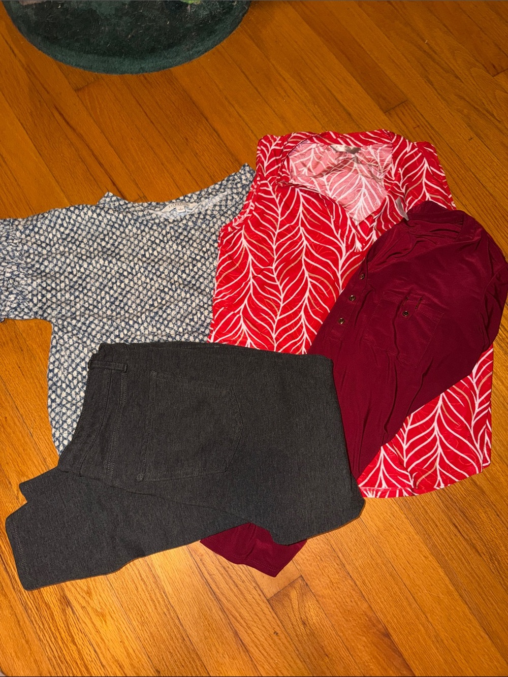 Women’s medium bundle Red Leaf-Print Top, LC stretch pants, LIVERPOOL top